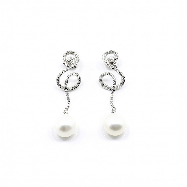 Pendientes de oro blanco de 18 k, diamantes y perlas blancas.