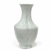 Melon vase with 'Geyao' glaze, Yongzheng (1723-1735)