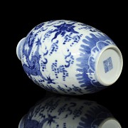 Jarrón de porcelana, azul y blanco, con marca Qianlong