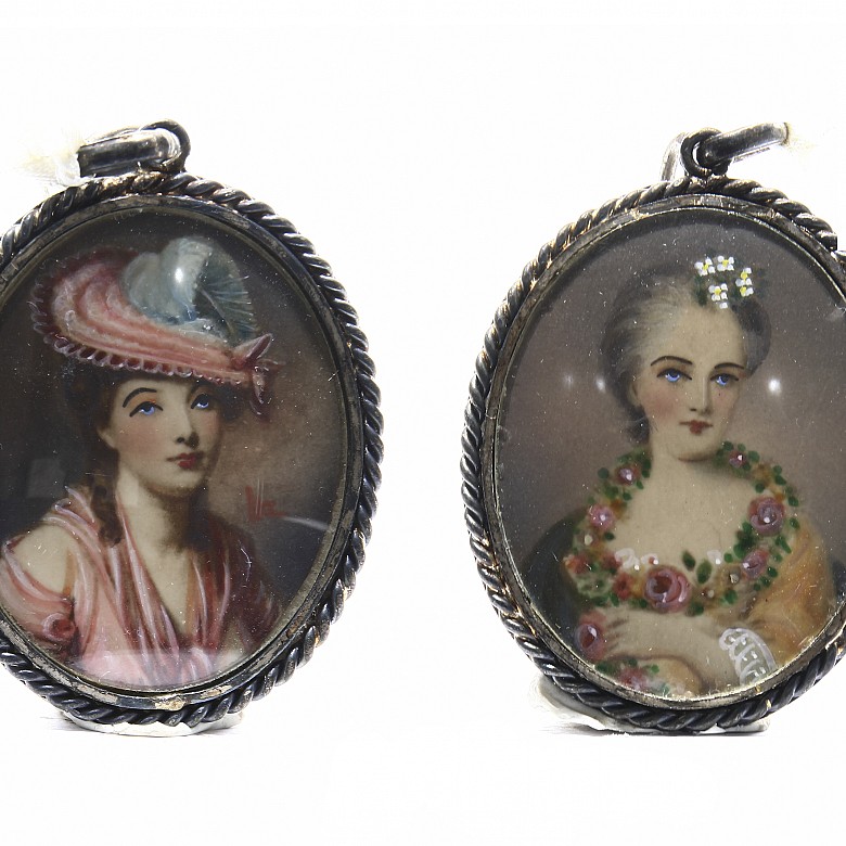 Lote de medallones con retratos de damas, s.XX