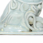 León chino de porcelana vidriada, dinastía Song del sur (1127 - 1279)