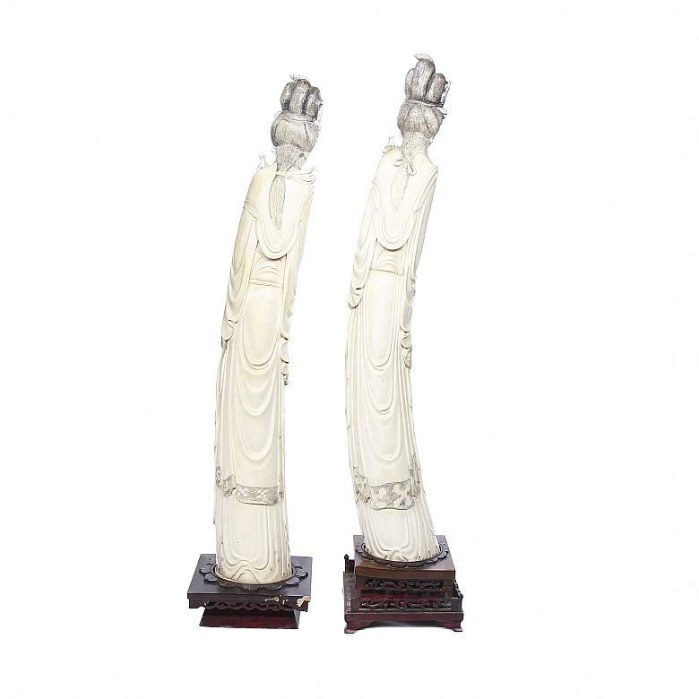 Pair of large carved ivory ladies, China, pps.s.XX - 1