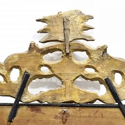 Espejo de madera chapeada con copete tallado y dorado, med.s.XX