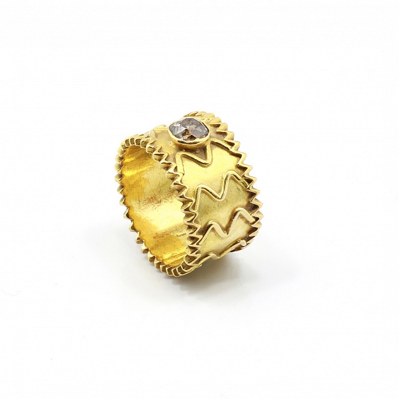Anillo de oro amarillo de 22k, con diamante.