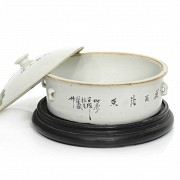 Recipiente con tapa de porcelana china, pps. S.XX - 1