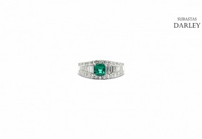 Ring with central Colombian emerald and brilliant.