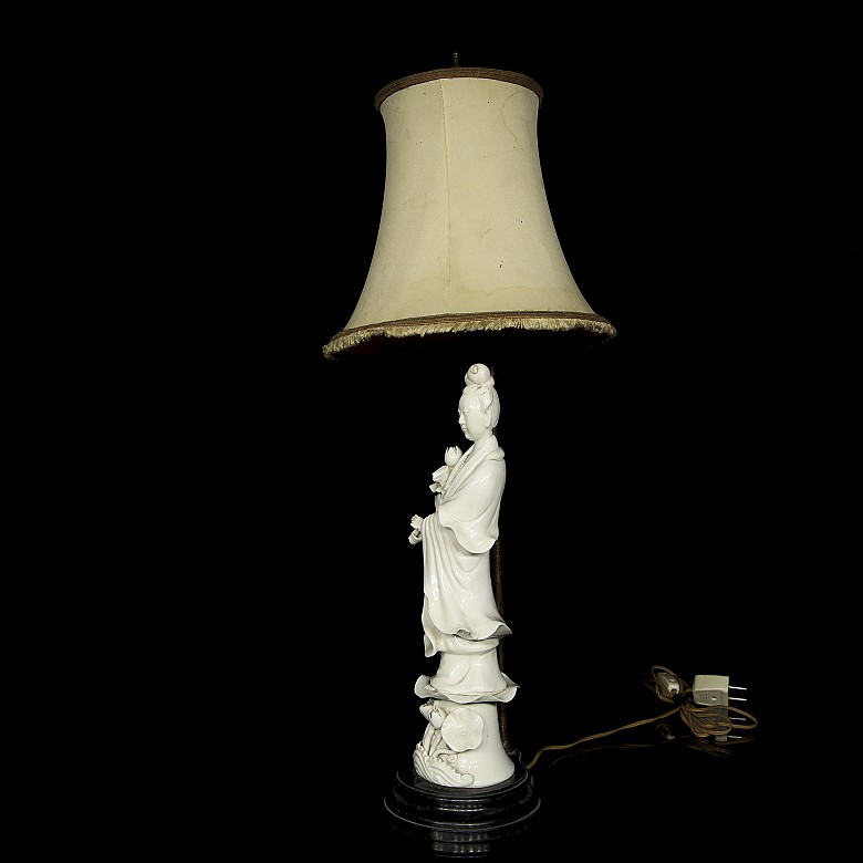 Lámpara con figura de porcelana 