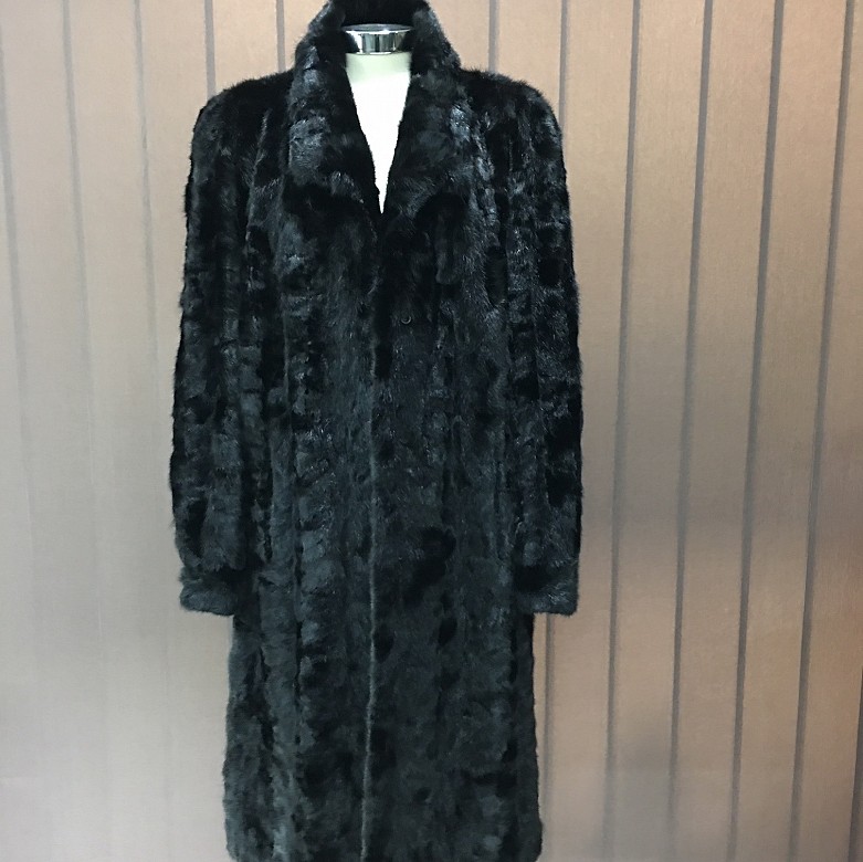 Long coat of black mink. - 1