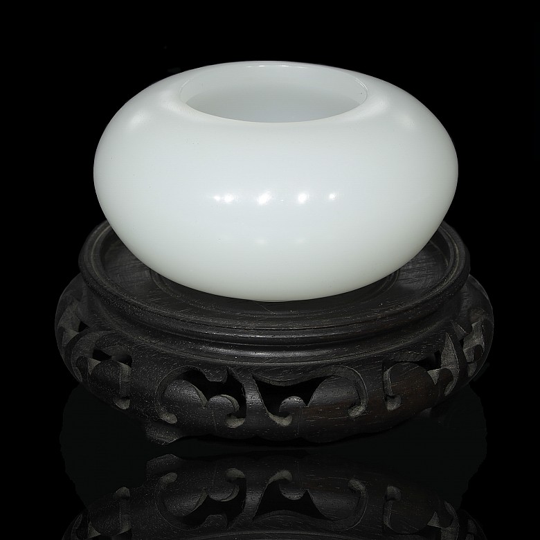 Milky glass bowl, with stand, 20th Century