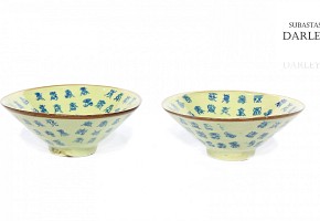 Pair of bowls with Kangxi period markings.