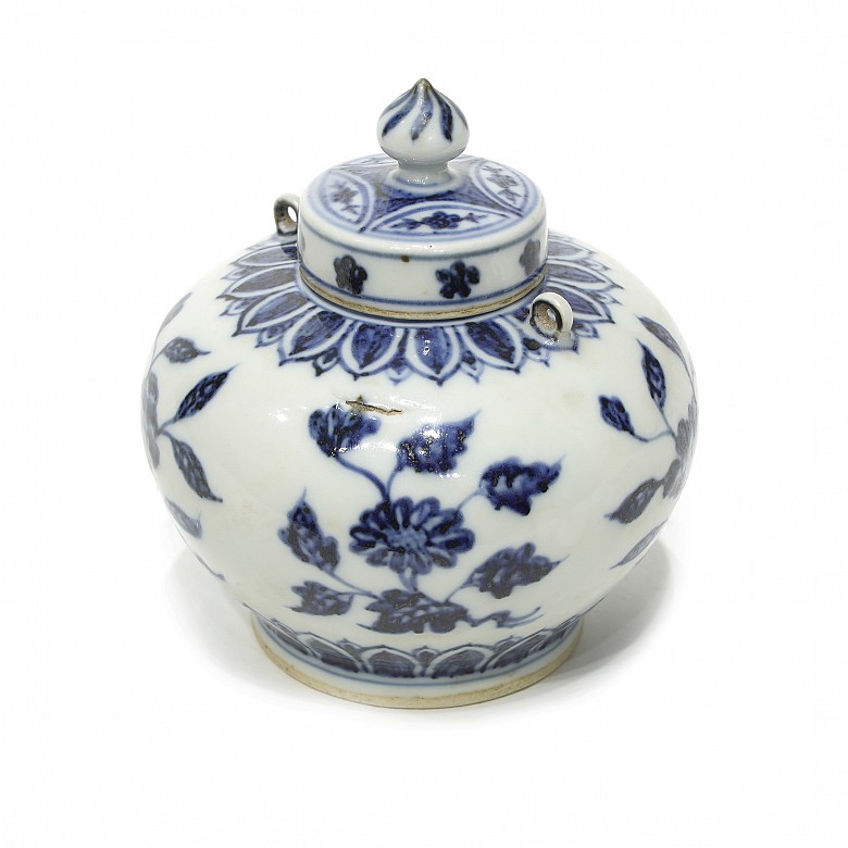 Bote con tapa en azul y blanco, Jingdezhen, dinastía Ming Xuande.