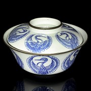 Gran cuenco con tapa de porcelana, azul y blanca, pps.S.XX - 2