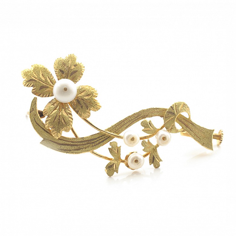 Flower-shaped brooch with pearls in 18k yellow gold