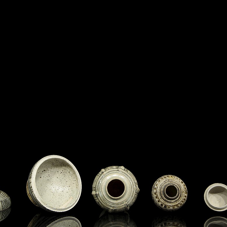 Lote de recipientes con decoración vidriada, Sawankhalok, s.XIV - XVI