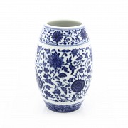 Blue and white floral vase, Qianling seal mark.