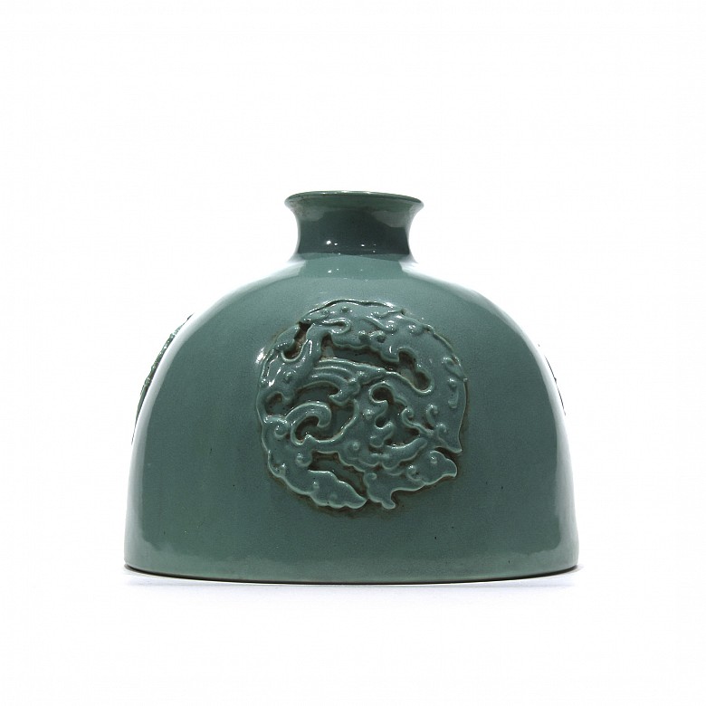 Porcelain bottle enameled in green, 20th century