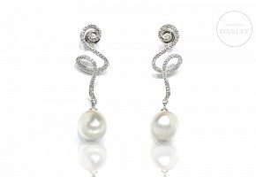 Pearl and diamond earrings in 18k white gold