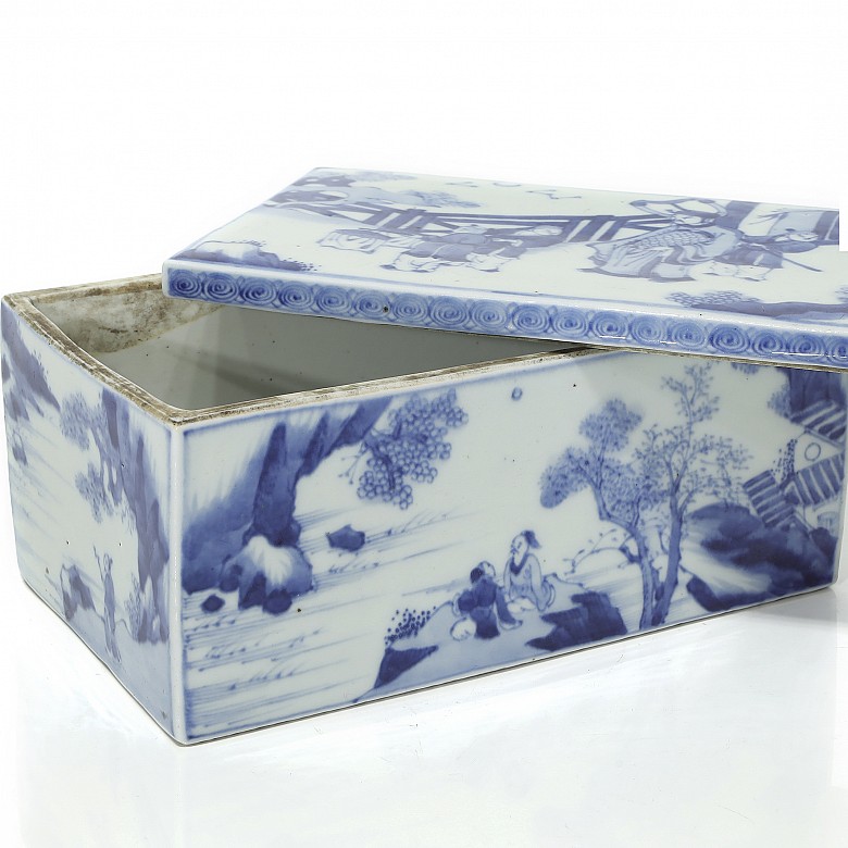 Porcelain blue-and-white lidded box, Ming dynasty