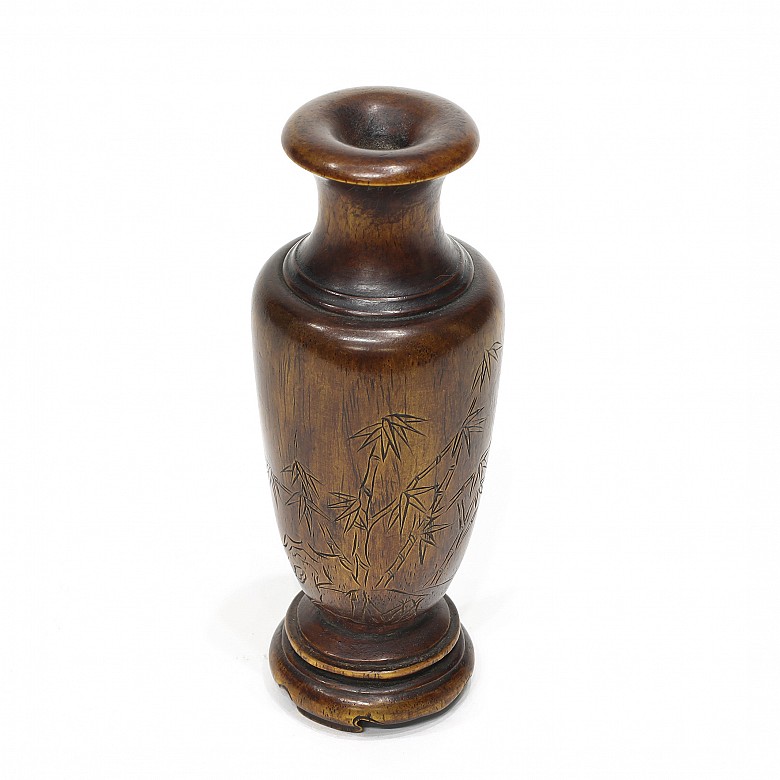 Pequeño jarrón de madera, dinastía Qing.