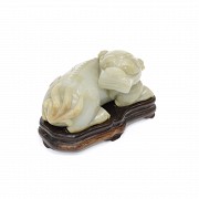 Perro Foo de jade celadón tallado, dinastía Qing.