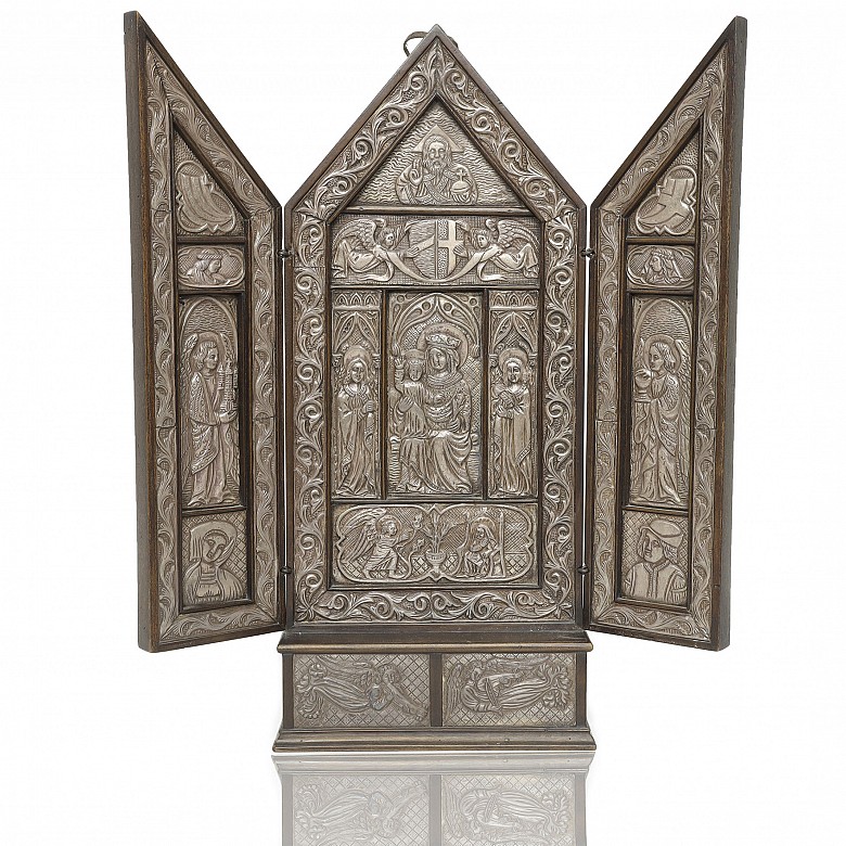 Religious altar of gothic style of wood and silver, 20th century.