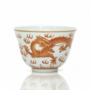 Cuenco de dragón en esmalte rojo, dinastía Qing