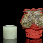 Anillo de jade y un monedero de seda, dinastía Qing