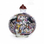 Botella de rapé de porcelana esmaltada, dinastía Qing.