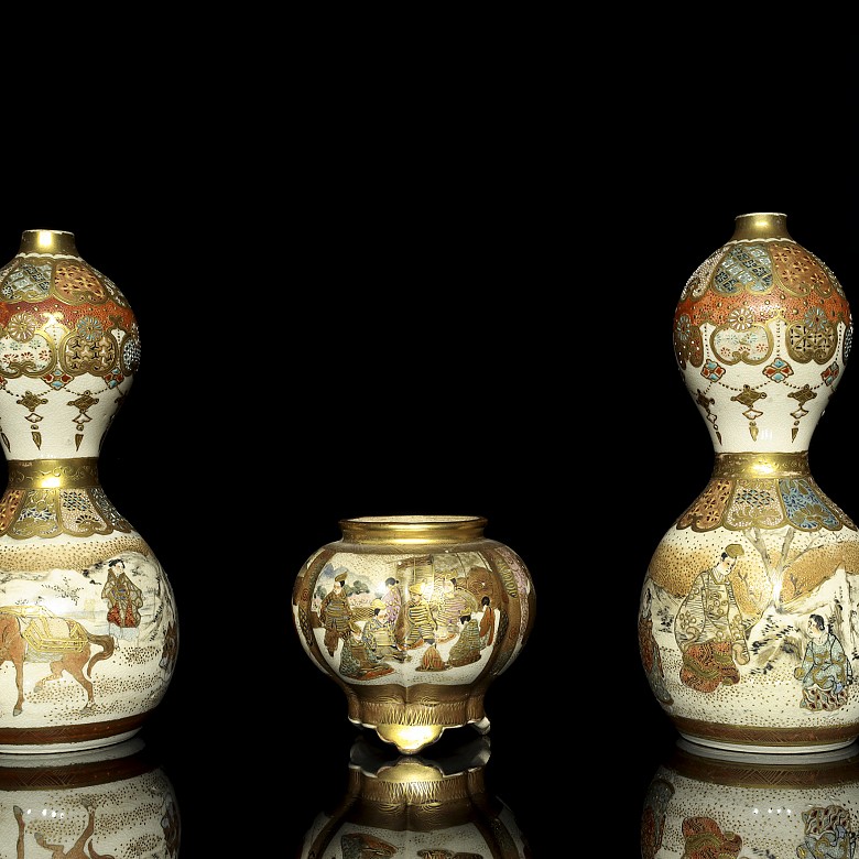Lot of three pieces of Japanese porcelain, 19th - 20th century