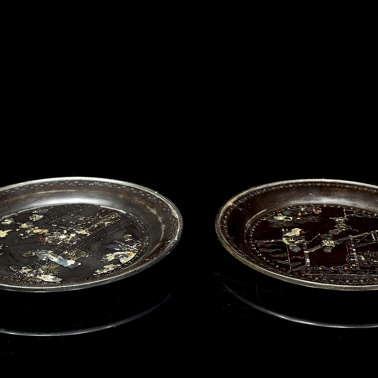 Pareja de platos lacados con inscrustaciones de nácar, dinastía Qing