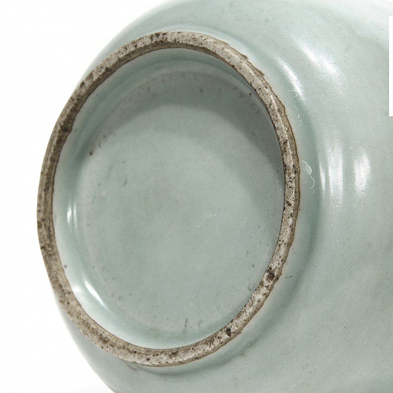 A Longquan glazed-porcelain 