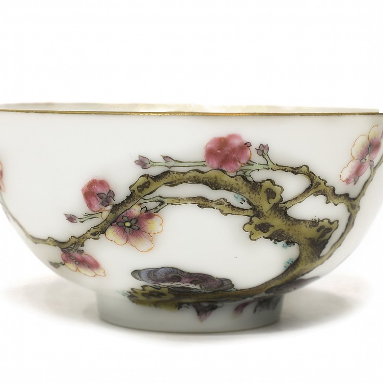 Pequeño cuenco de porcelana con cerezo en flor, con sello Qianlong.
