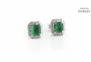 Earrings in 18k gold, brilliant and Colombian emerald