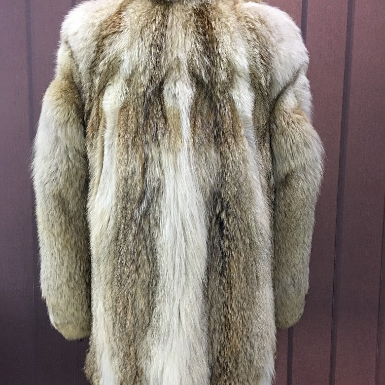 Bonito chaquetón de piel de coyote - 3