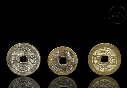Tres monedas chinas con marca Qianlong