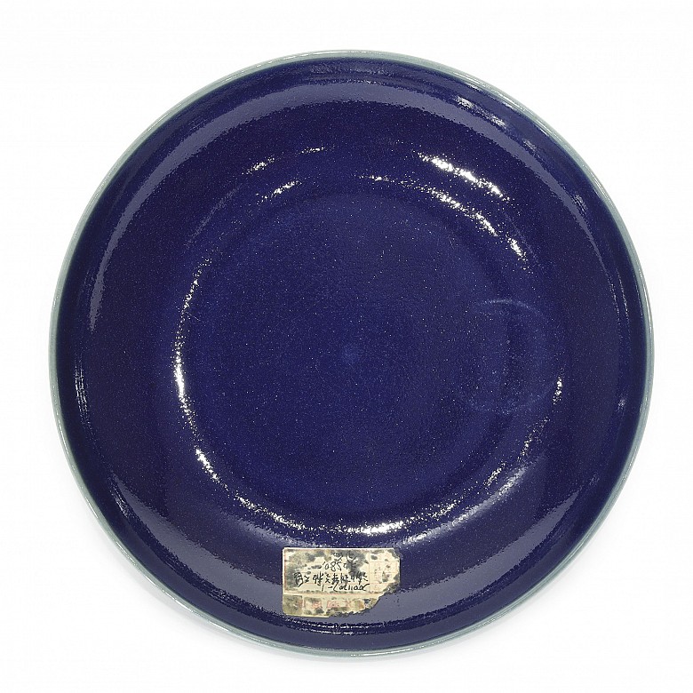 Plato hondo vidriado en azul, con marca Qianlong
