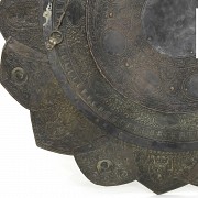 Gran plato tibetano de metal repujado, S.XIX - XX