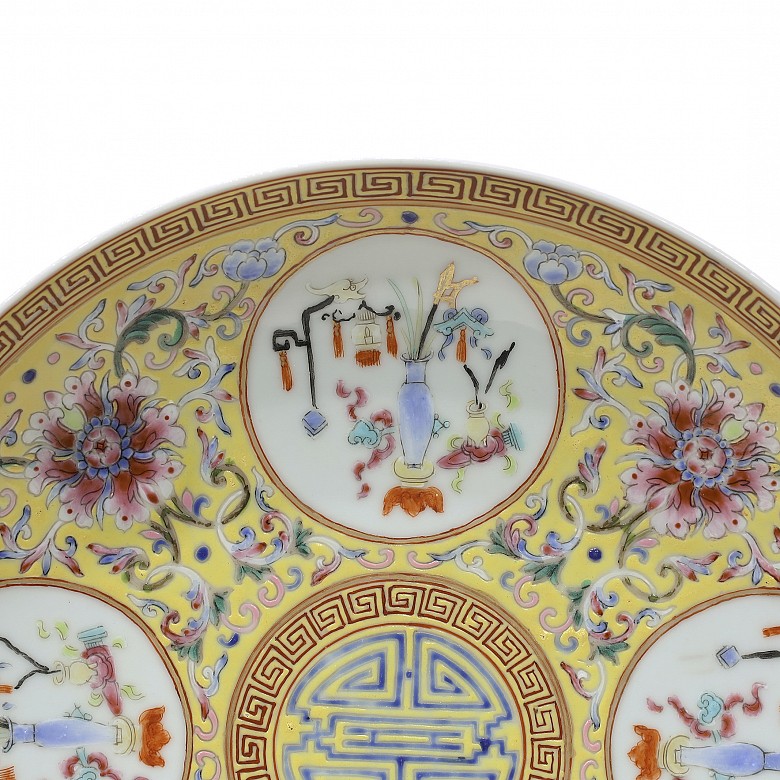 Porcelain plate with yellow background, with Guangxu seal.