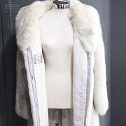 Abrigo de piel de zorro blanco largo.