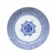 Plato de porcelana azul y blanco, dinastía Qing (1644-1912), s.XIX