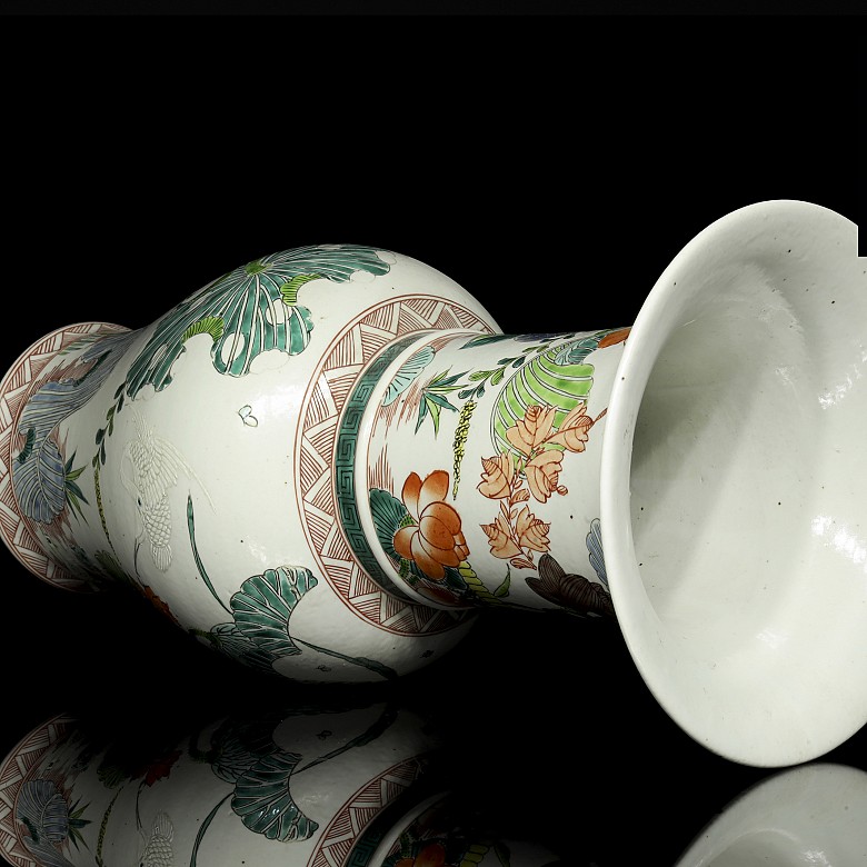 Jarrón de porcelana con lotos, forma zun, S.XX
