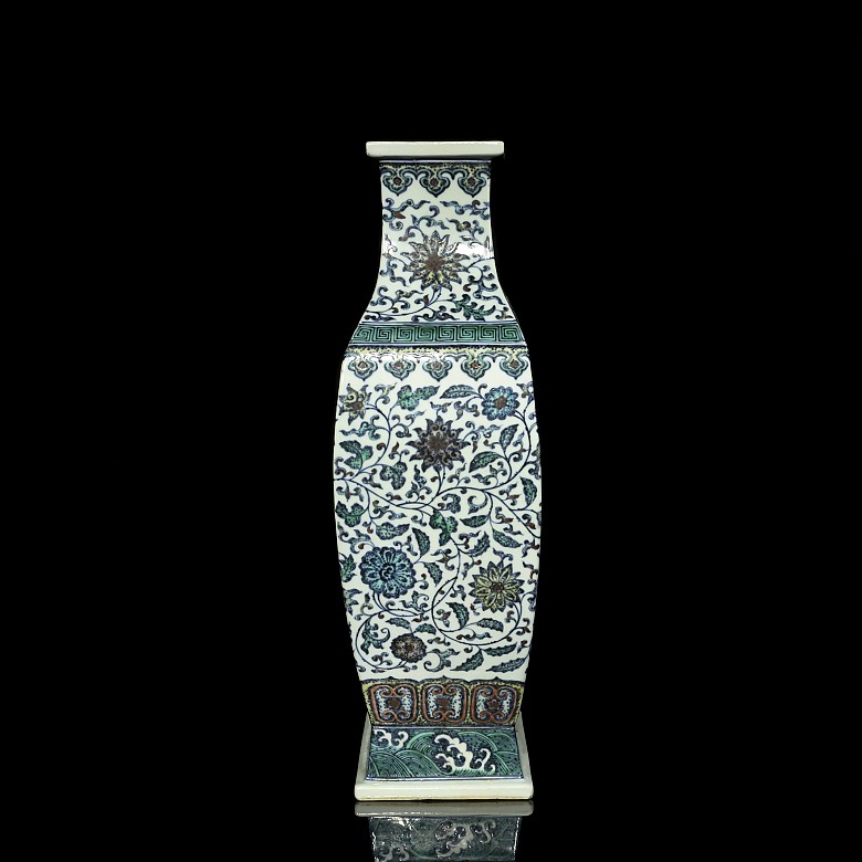 Chinese ceramic vase with flowers, with Qianlong seal - 1