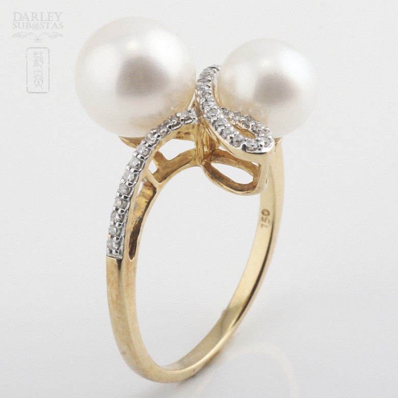 18 kt yellow gold ring, white pearls and diamonds