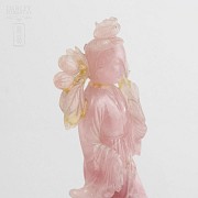 Figura cuarzo rosa china sobre peana de madera. - 5