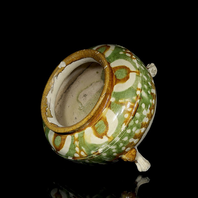 Sancai glazed ceramic 'tripod vessel', Tang dynasty (618-906)