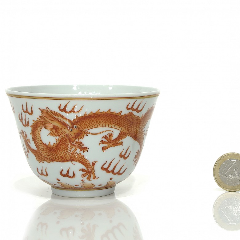 A dragon porcelain bowl in red enamel, Qing dynasty