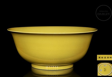 Gran bowl de porcelana vidriada amarilla, dinastía Qing, Xuangtong
