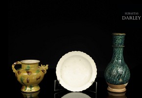 Tres piezas de cerámica vidriada, S.XX