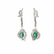 Long earrings in 18k white gold with diamonds and emeralds.
