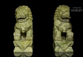 Pareja de grandes leones chinos de piedra dura, S.XX